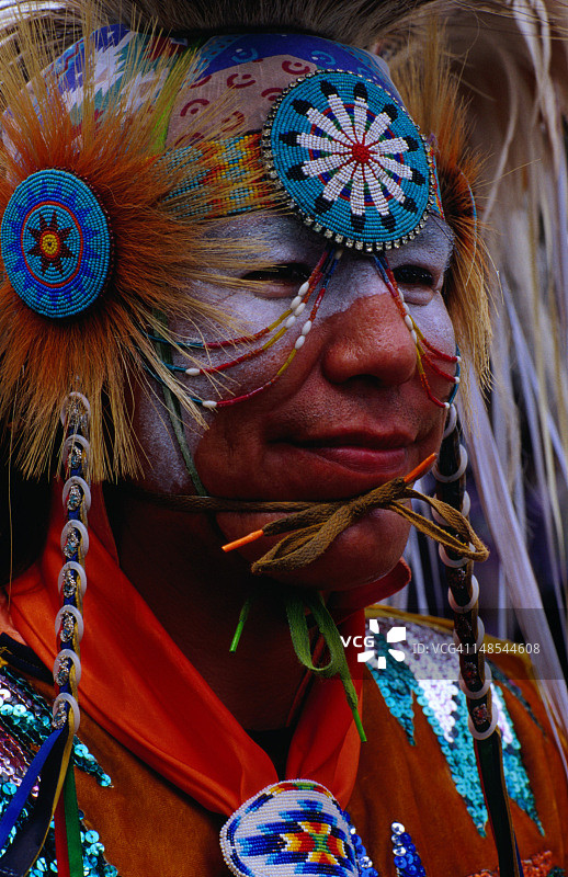 美国独立日游行中身着传统服装的美洲原住民肖像图片素材