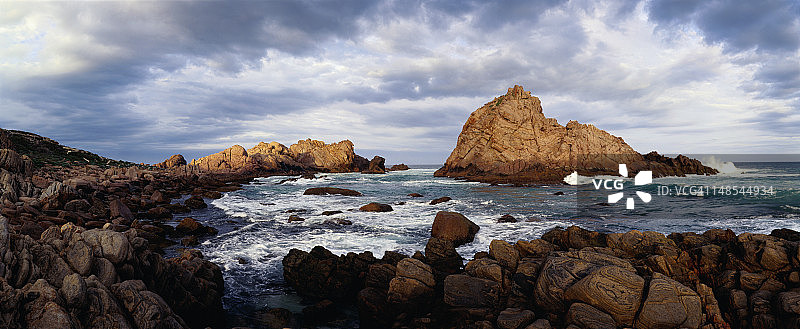 清晨聚集在糖 loaf 岩上的暴风云图片素材