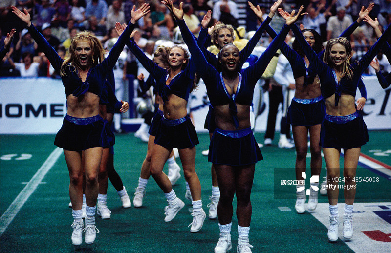 啦啦队队员在室内橄榄球比赛图片素材