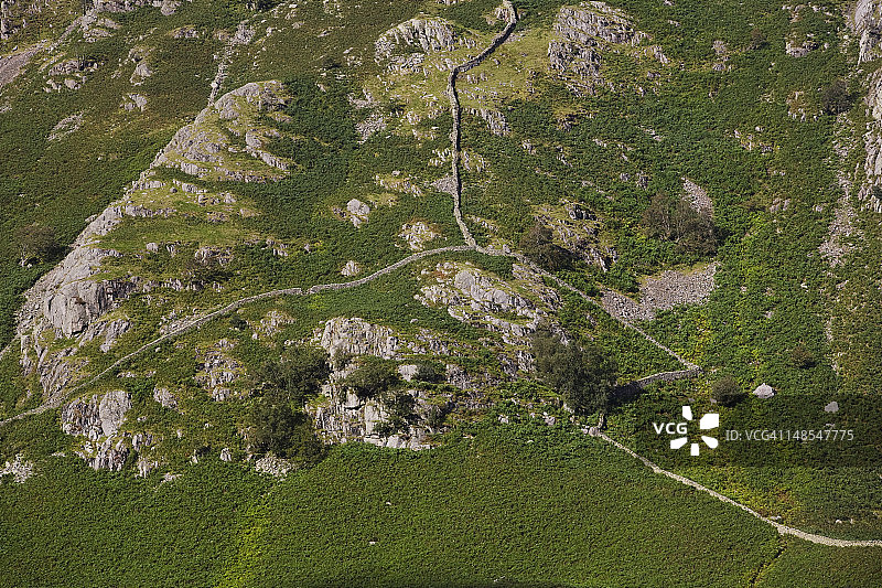罗斯韦特上方山谷山坡上的石墙图片素材