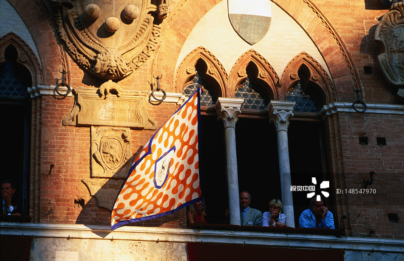 锡耶纳赛马节后从普布利科宫展示的获胜旗帜图片素材