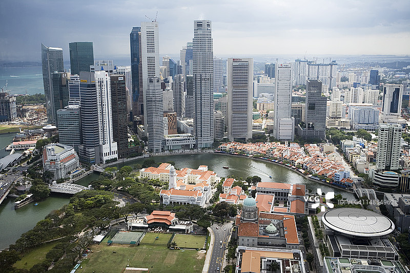 瑞士史丹福酒店70层Equinox餐厅的新加坡天际线图片素材