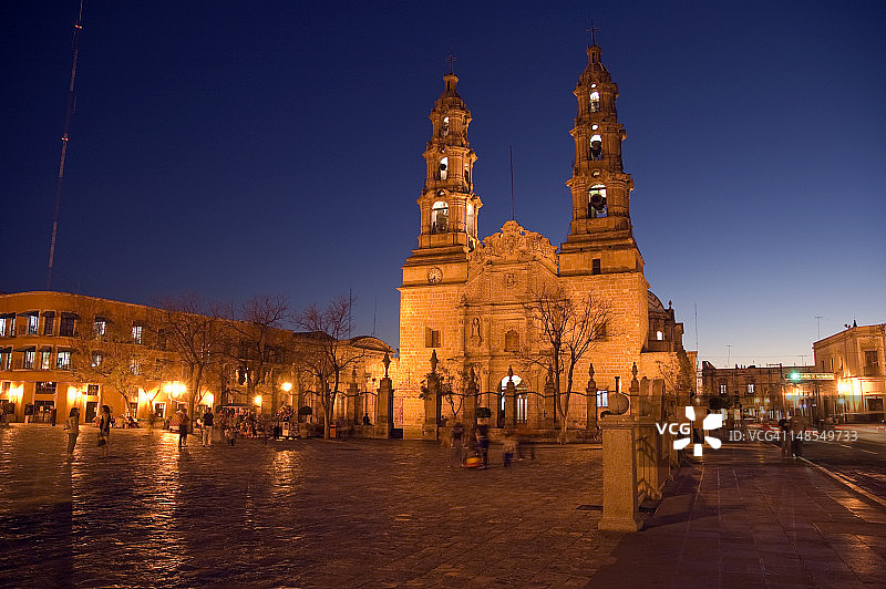 夜晚灯光下的阿瓜斯卡连特斯大教堂图片素材