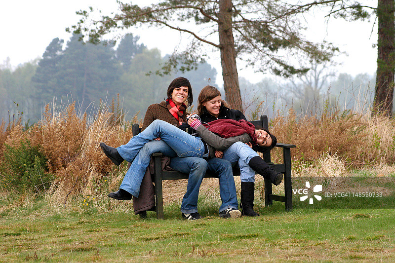 坐在卡洛登战场长椅上的人们图片素材