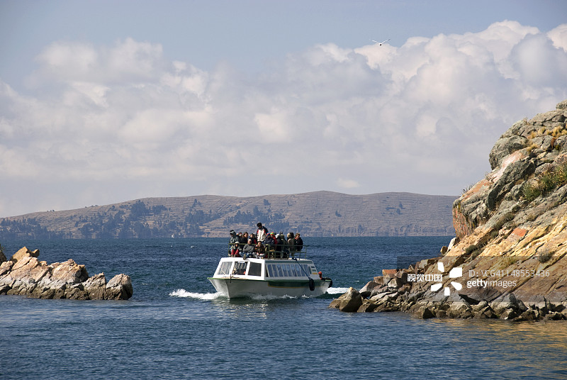 从科帕卡巴纳到的的喀喀湖太阳岛的渡轮图片素材