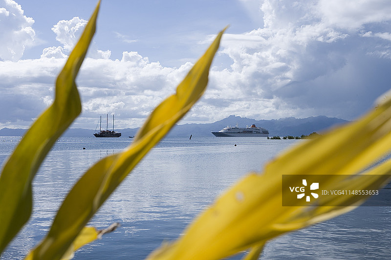 哥伦布MV号邮轮（赫伯罗特邮轮公司）在港口中图片素材