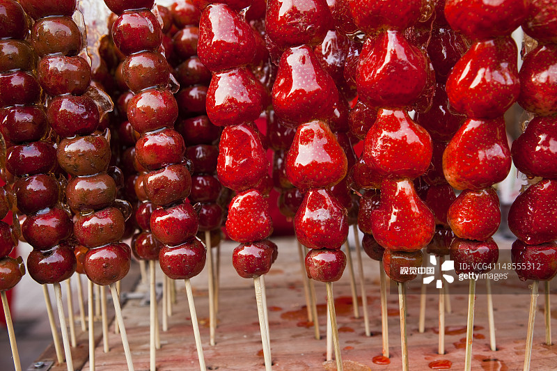 东华门夜市的糖果水果串图片素材