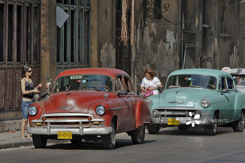 老哈瓦那普拉多大道附近的复古出租车图片素材