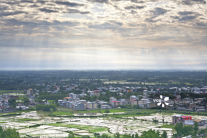 吉兰省稻田：富曼附近山丘眺望里海图片素材