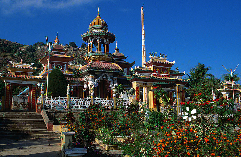 长安寺：以众多宗教人物雕刻而闻名，是朱笃附近萨姆山周围众多宝塔和寺庙之一，湄公河三角洲图片素材