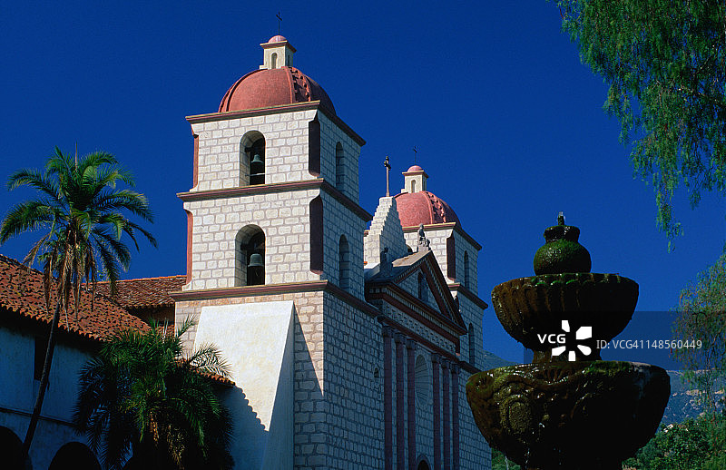 圣巴巴拉教堂的入口和钟楼图片素材