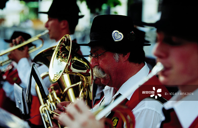 在市中心演奏的黄铜乐队图片素材