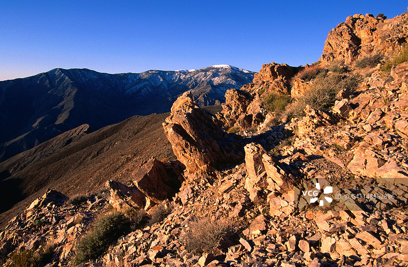 日出时分的阿圭雷贝里角，远处是望远镜峰图片素材
