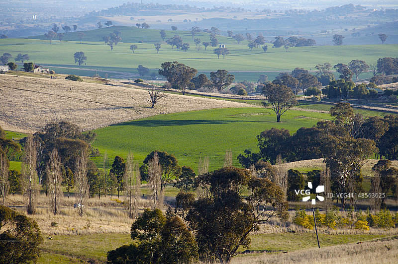 巴瑟斯特和考拉之间的中西部高速公路沿线的农田俯视图图片素材