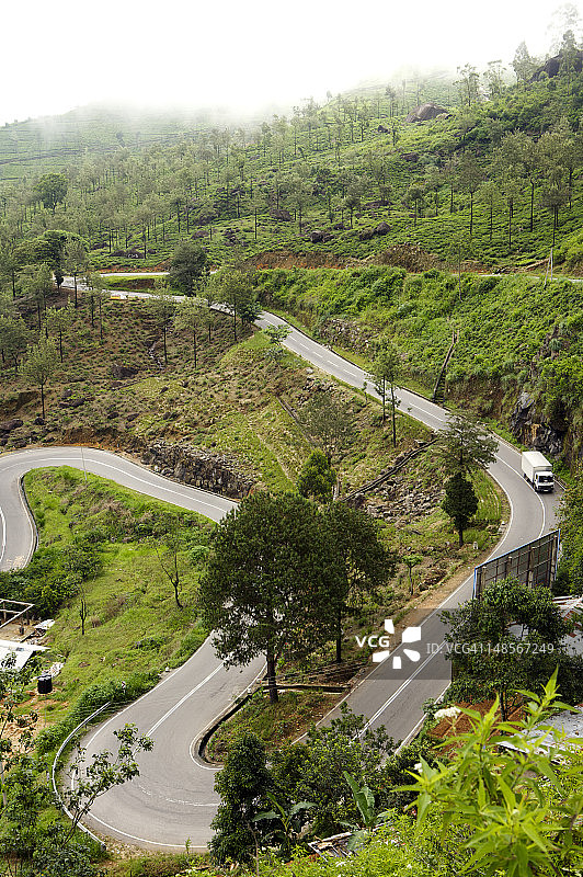 从普塞拉沃到努瓦拉埃利亚的公路，穿过山区和茶园图片素材