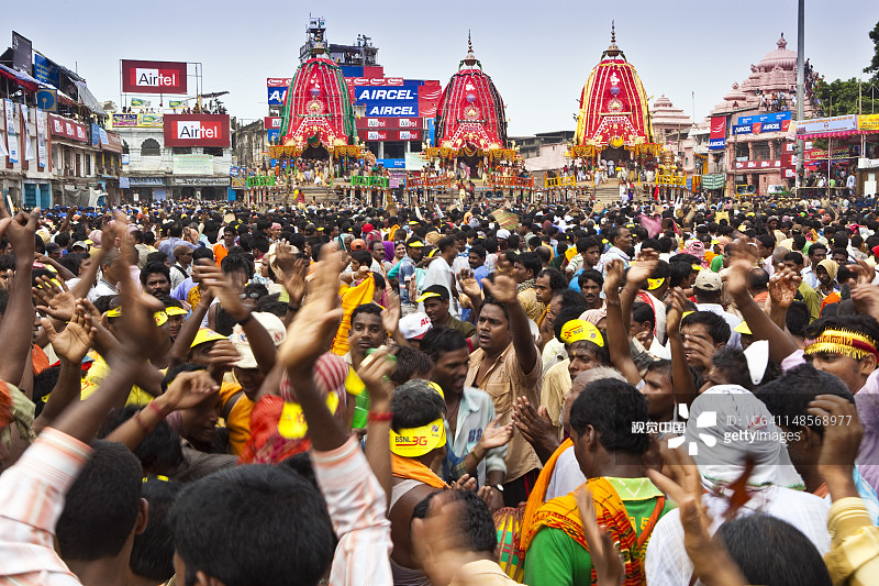 信徒在 Rath Yatra 节的寺庙战车前吟唱和跳舞图片素材