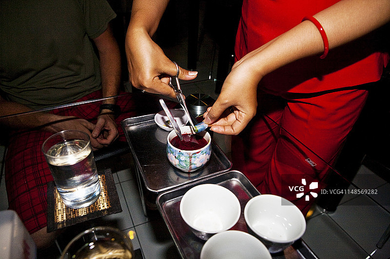 准备蛇血饮品，混合蟒蛇、眼镜蛇、绿曼巴的血、胆汁、清酒和红牛；一种被认为可以治愈多种疾病的保健疗法。图片素材