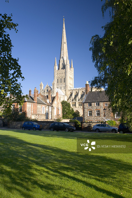 教堂草坪前景：教堂尖顶耸立于房屋之上图片素材