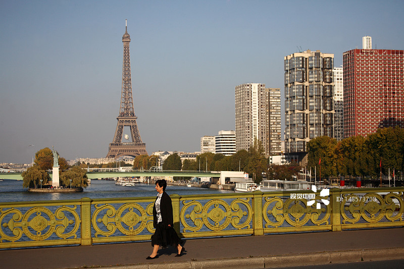 在米拉波桥上行走，背景是埃菲尔铁塔的女人图片素材