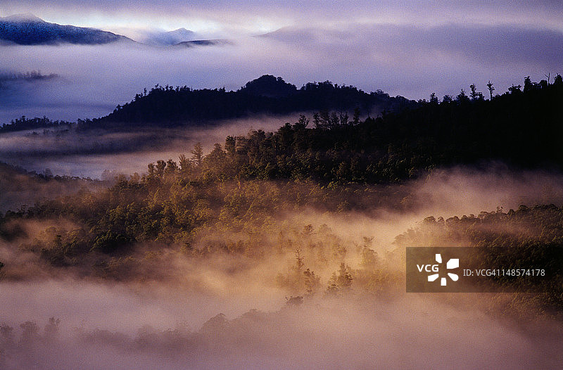 威廉国王山脉上空的云朵，源自多纳吉斯山下富兰克林河谷图片素材