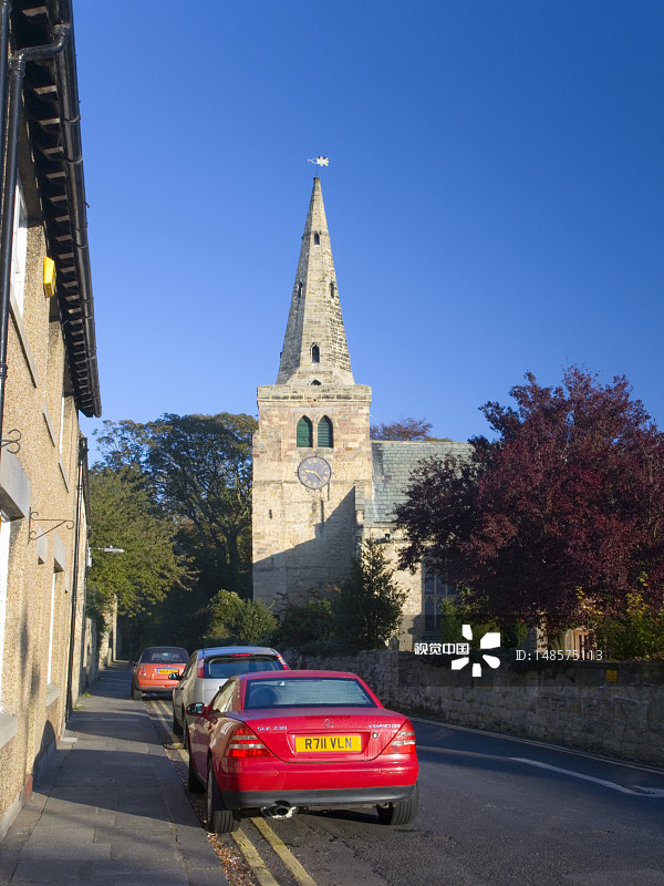 通往圣劳伦斯诺曼教堂的道路图片素材