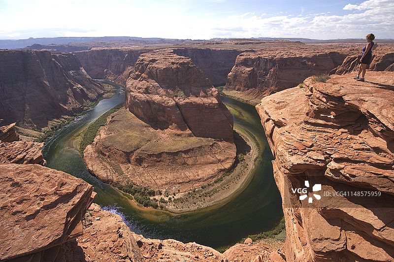 科罗拉多河马蹄湾，悬崖上的女人图片素材