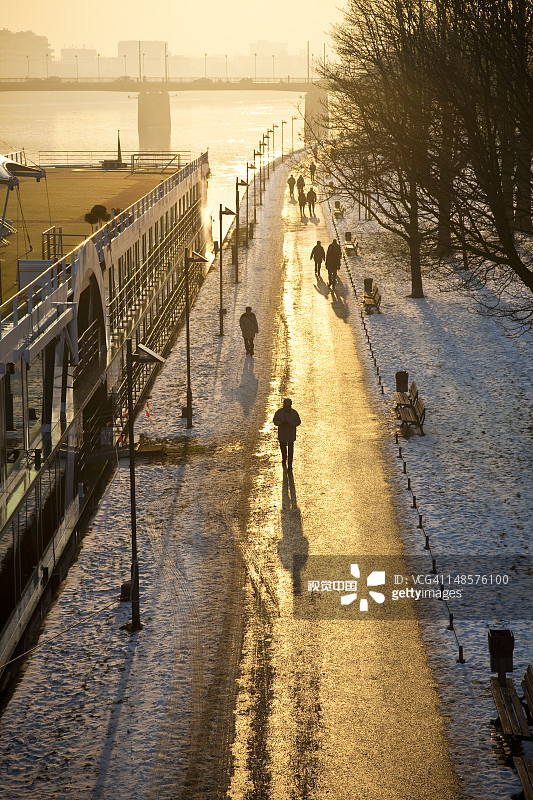 冬季美因河畔公园小路上的行人图片素材