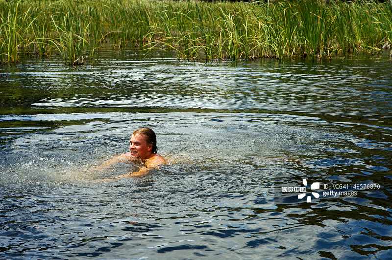 在卡雷卡雷海滩附近的帕拉拉哈淡水湖游泳图片素材