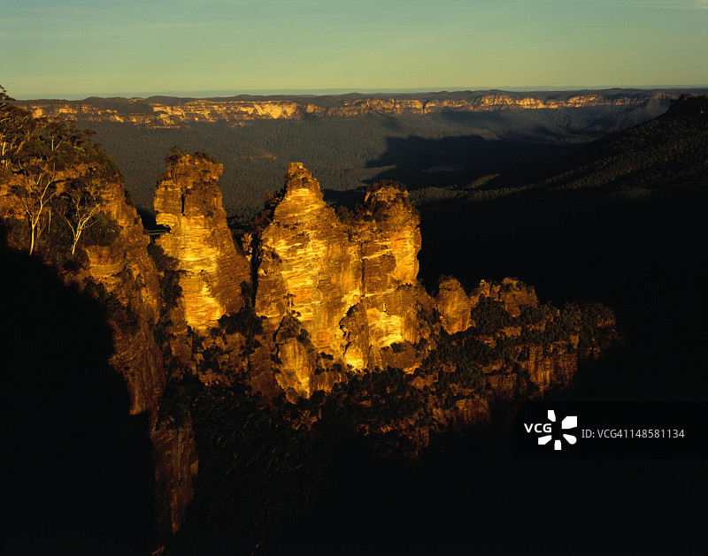 这是蓝山国家公园里的三姐妹古建筑群(来自Katoomba部落的“Meehni”、“Wimlah”和“Gunnedoo”)。这个宏伟的地层分别高922米、米和906米。图片素材