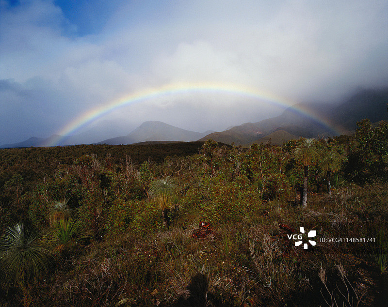 西澳大利亚斯特灵山脉上的彩虹图片素材