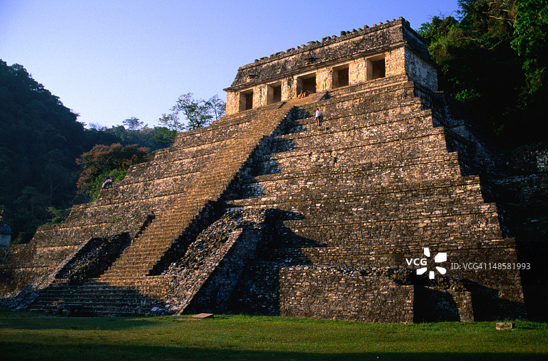 帕伦克铭文神庙上的孤独身影图片素材