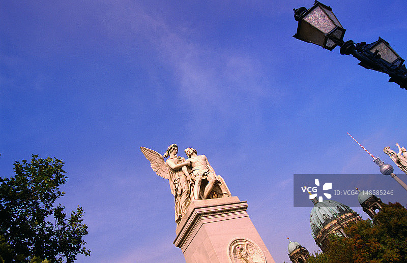 施洛斯布吕克桥上的雕像，背景为柏林大教堂图片素材