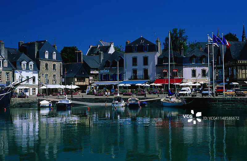 港口中停泊的船只图片素材