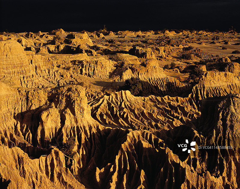 傍晚的阳光给蒙戈国家公园带来了超现实的效果图片素材