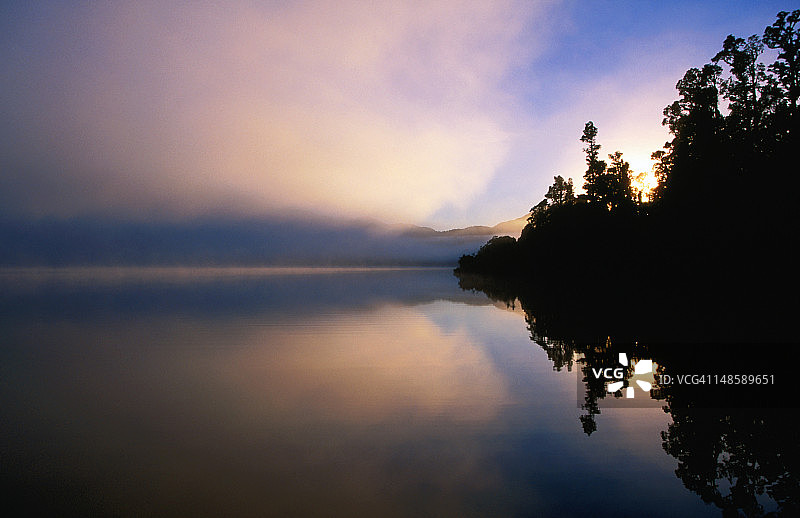 湖面上的清晨倒影图片素材