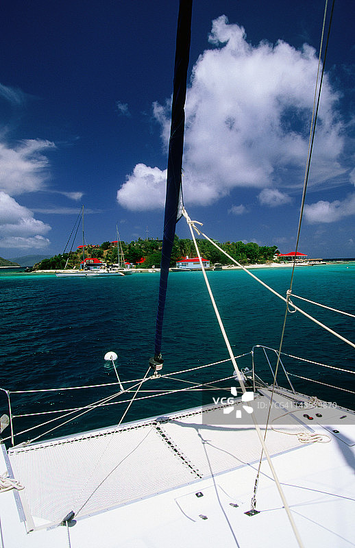 停靠在岛屿附近的双体船图片素材