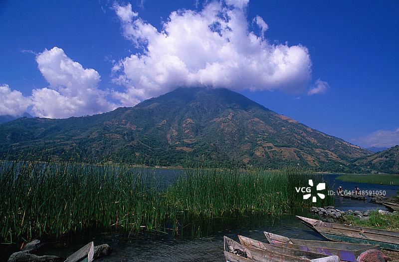 阿蒂特兰湖上的独木舟图片素材