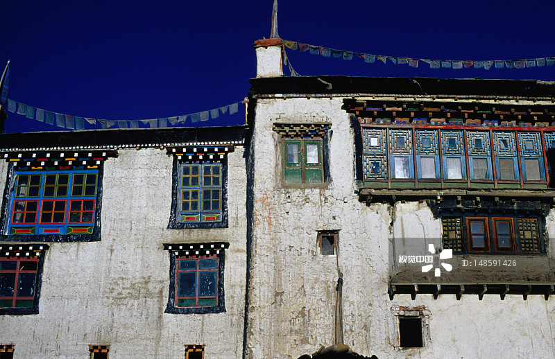 雄伟的四层楼拉贾宫殿位于 walled city 中心，是现在的拉贾和王后的住所。图片素材