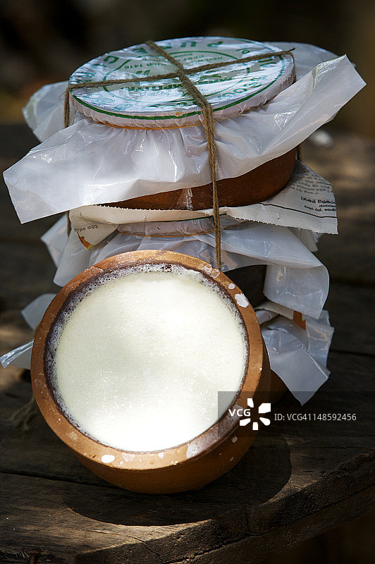 瓦拉切奈村凝乳摊位上的新鲜水牛奶凝乳陶罐图片素材