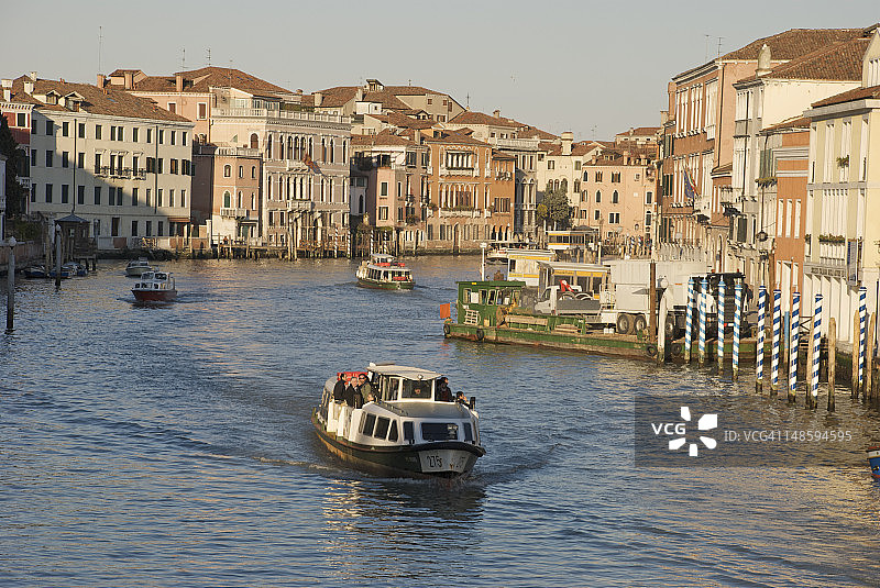 大运河上的汽船图片素材