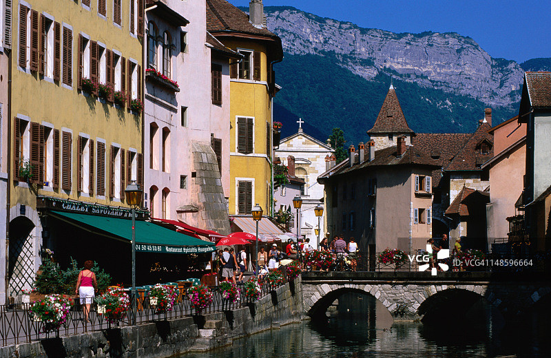 流经城镇中心的蒂乌河图片素材