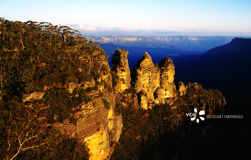 卡图巴日落时的三姐妹峰图片素材