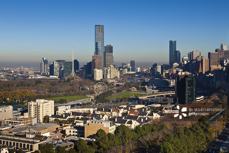 Jolimont的房产、尤里卡大厦、艺术中心尖顶和城市天际线。图片素材