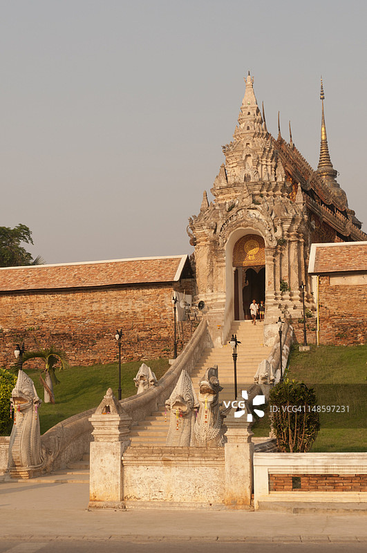 南邦銮寺的墙壁和大门图片素材