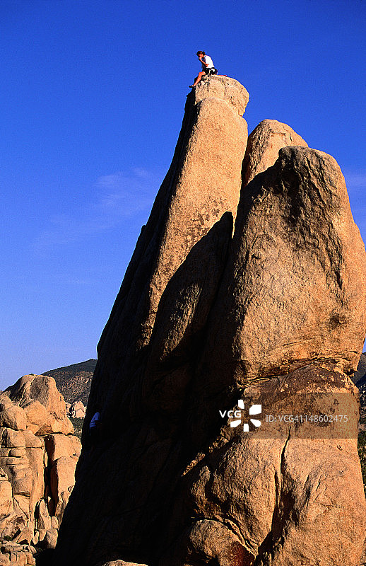 隐秘山谷与登山者图片素材
