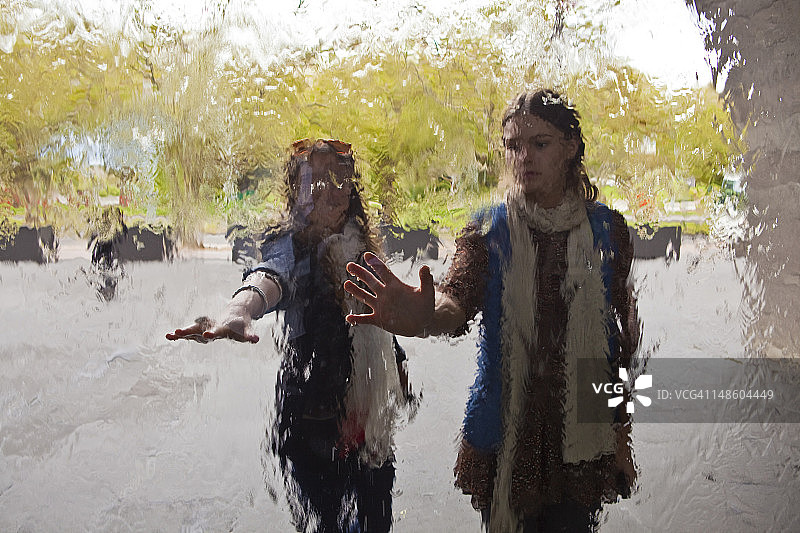 维多利亚国家美术馆入口水幕墙前的游客图片素材