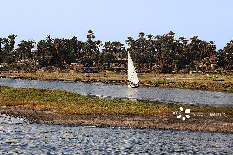 尼罗河上，卢克索附近，古底比斯。图片素材