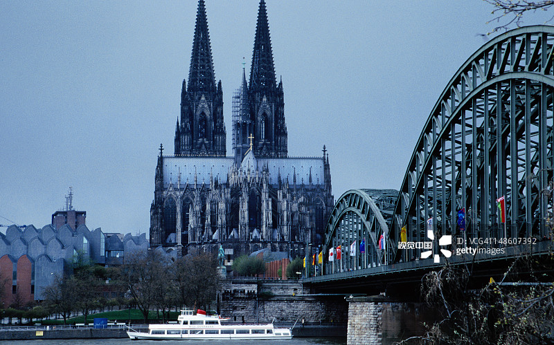 科隆大教堂（科尔纳大教堂）俯瞰莱茵河和霍亨索伦桥图片素材