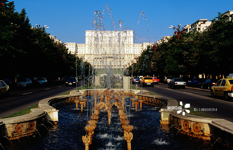 议会宫、喷泉和联合大道上的交通图片素材