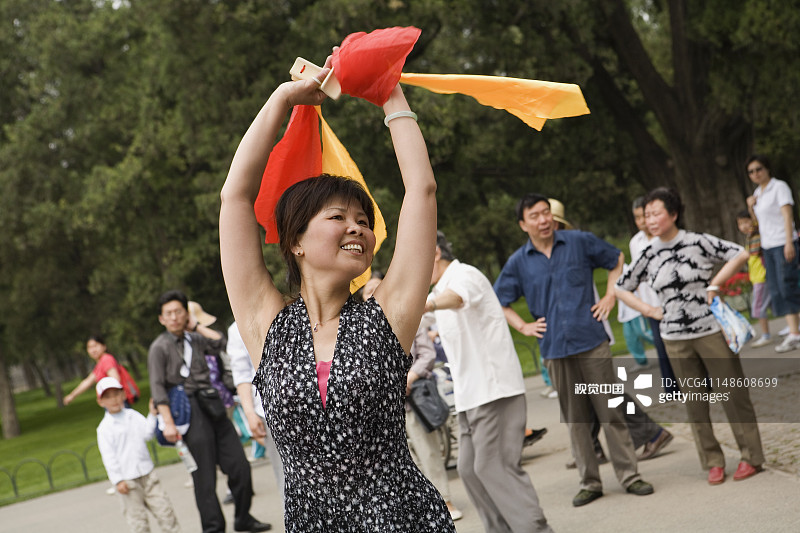 在天坛公园跳舞的人们图片素材